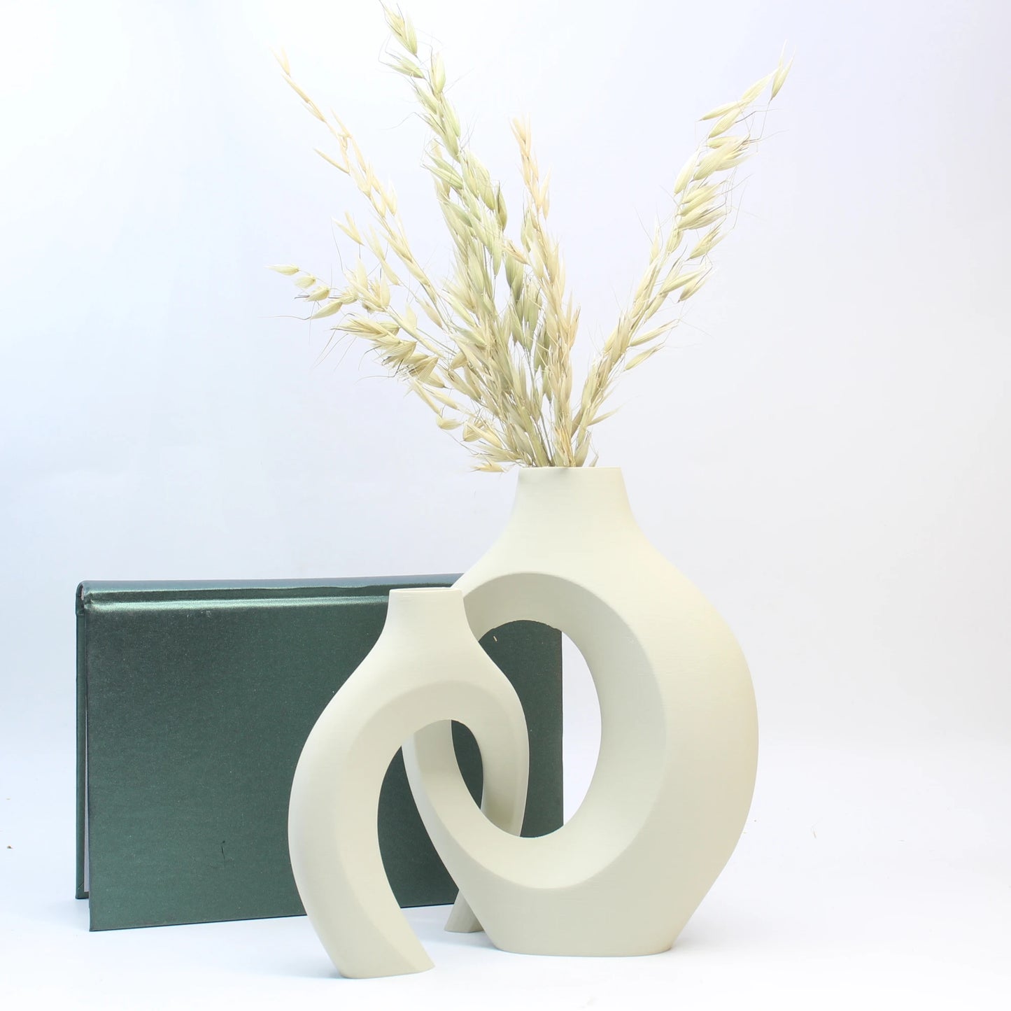 Black and White Interlocking Ceramic Vases – Modern Art Decor, Hollow Centerpiece Set for Flowers & Home Display